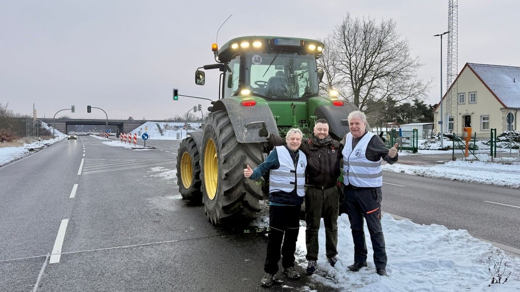 Ein Traktor und drei Protestierende standen am Donnerstag gegen 9 Uhr an der A-9-Auffahrt Dessau-Ost. Das Auffahren war möglich.