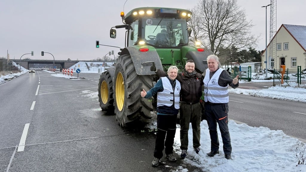 Ein Traktor und drei Protestierende standen am Donnerstag gegen 9 Uhr an der A-9-Auffahrt Dessau-Ost. Das Auffahren war möglich. Zuvor wurden Bauern im Internet zur Blockade aufgerufen.