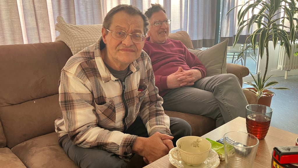 Ingolf Brückner (61, vorn) und Detlef Seidel (64) beim Kaffee in der Tagespflege.