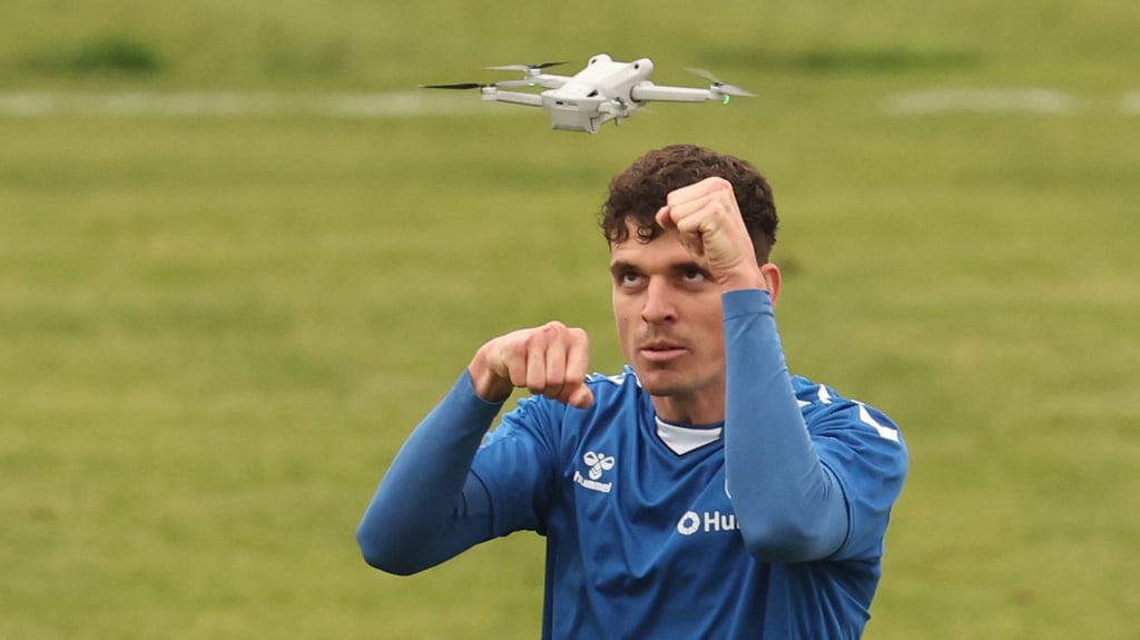 Mensch gegen Maschine: Tobias Müller gegen die Drohne von Videoanalyst Kevin Waliczek