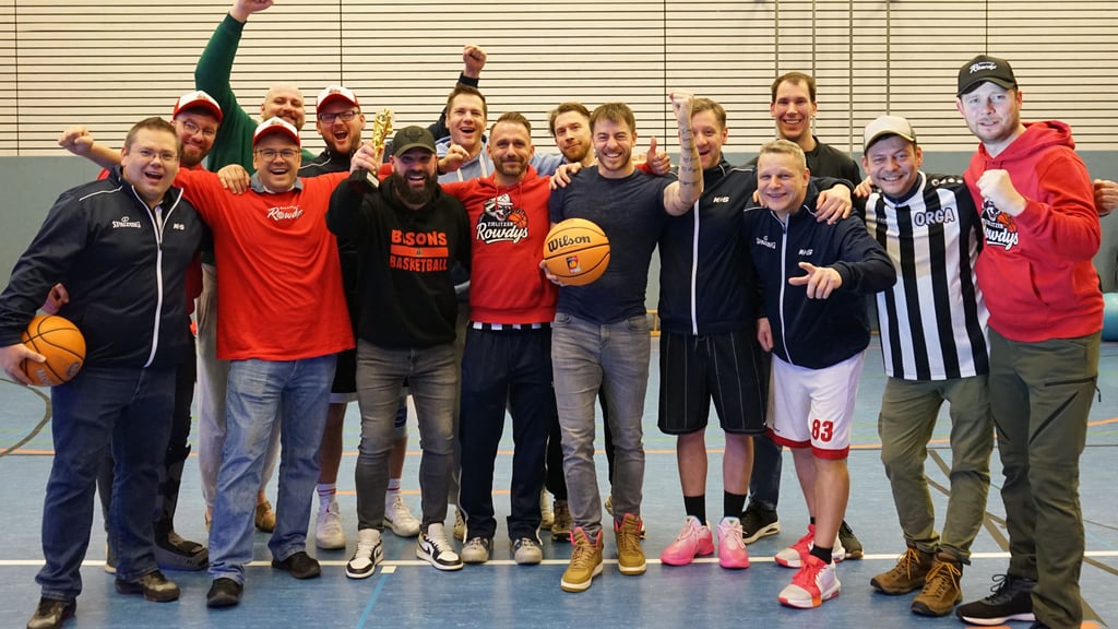 Die Börde-Bisons wurden Sieger beim Zielitzer Rowdy-Cup und feierten den Pokal am Ende mit den Organisatoren, den Zielitzer Rowdys, gemeinsam.