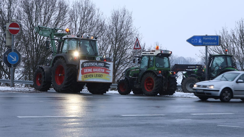 Landwirte haben mit ihren Traktoren Straßen blockiert, um gegen das Mercosur-Abkommen zu protestieren.