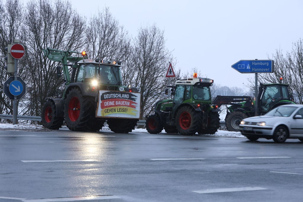 Landwirte haben mit ihren Traktoren Straßen blockiert, um gegen das Mercosur-Abkommen zu protestieren.