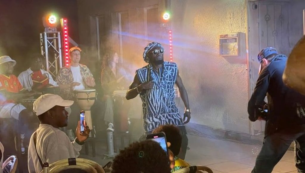 Methodius Koge Ekwoge (M.) aus Kamerun gehört beim HSC 96 zu den Top-Spielern nicht nur dieser Saison. Für ein besonderes Musikvideo stellte der Fußballer im Sommer bei einem Filmdreh am Felsenblick nun auch sein musikalisches Talent unter Beweis.