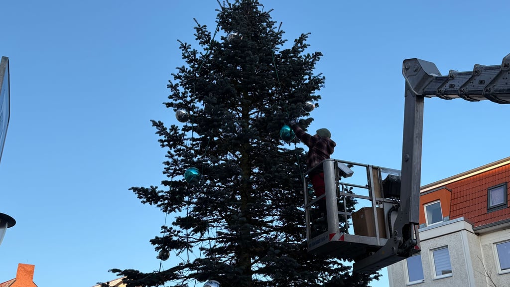 Martin Syska beim Abschmücken vom Weihnachtsbaum am Markt in Burg.