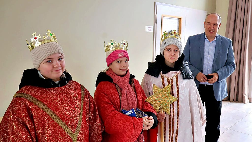 Diakon Andreas Gebhardt mit den drei Sternsingern