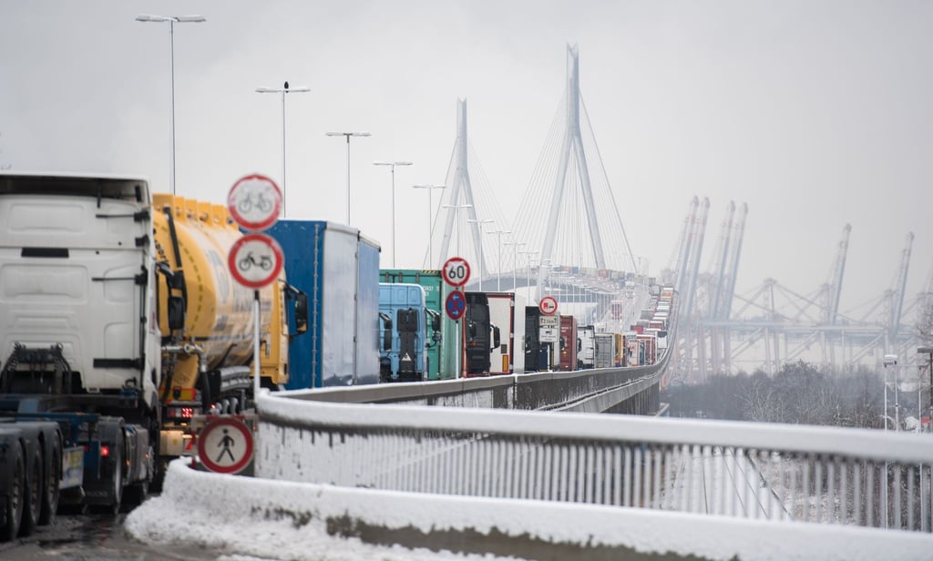 Die Köhlbrandbrücke ist wegen starken Schneefalls zunächst gesperrt. (Archivbild)