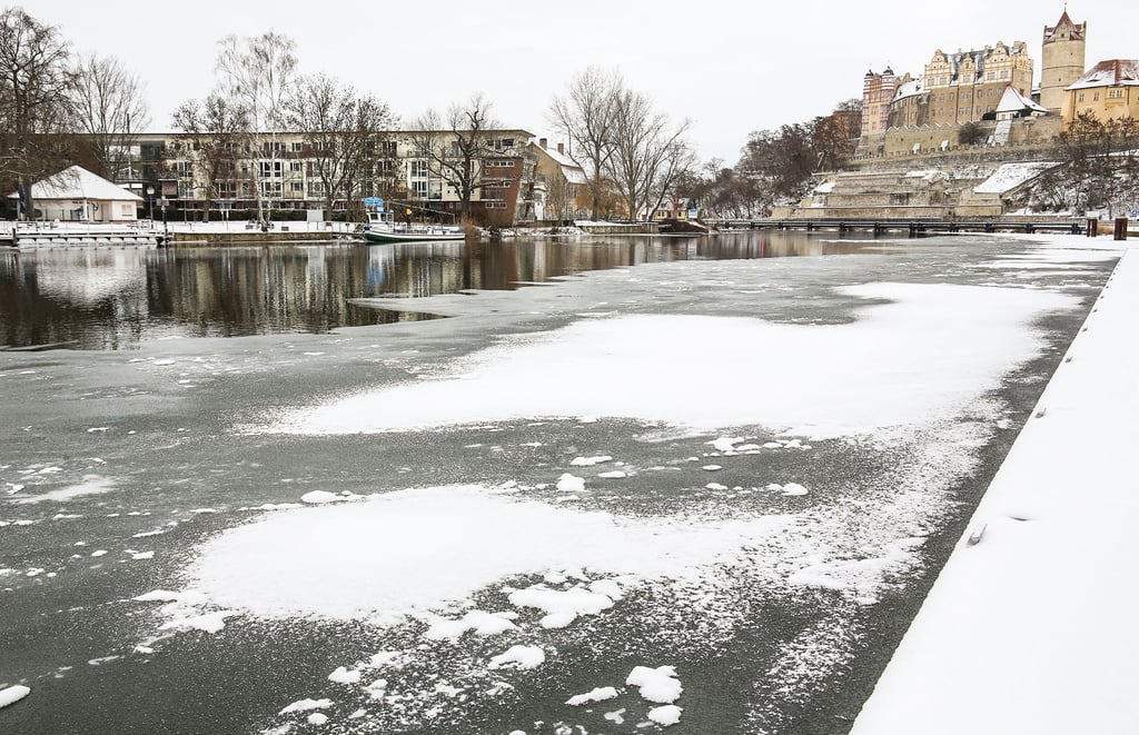 Auf Teilen der Saale hat sich bereits eine Eisschicht gebildet.  