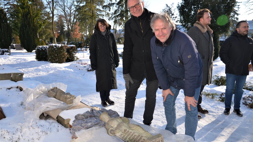 Kriminalhauptkommissar René Allonge (r.) freut sich mit Klaus Partheil über die Rückkehr der beiden 2012 vom Grabmahl der Familie Partheil auf dem Frauentorfriedhof gestohlenen Sandsteinfiguren nach Zerbst.