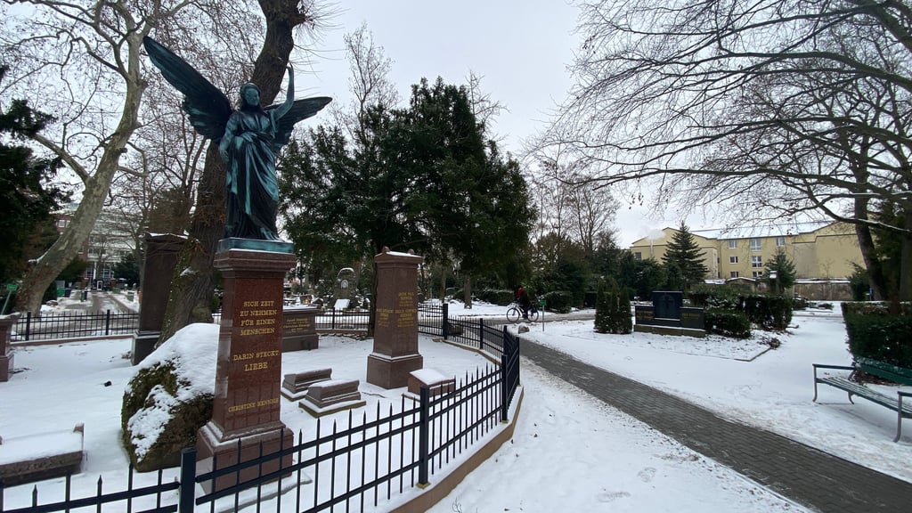 Auf dem Neustädter Friedhof sind die Wege geräumt, sodass Besucher sicherer zur Grabstelle kommen können.