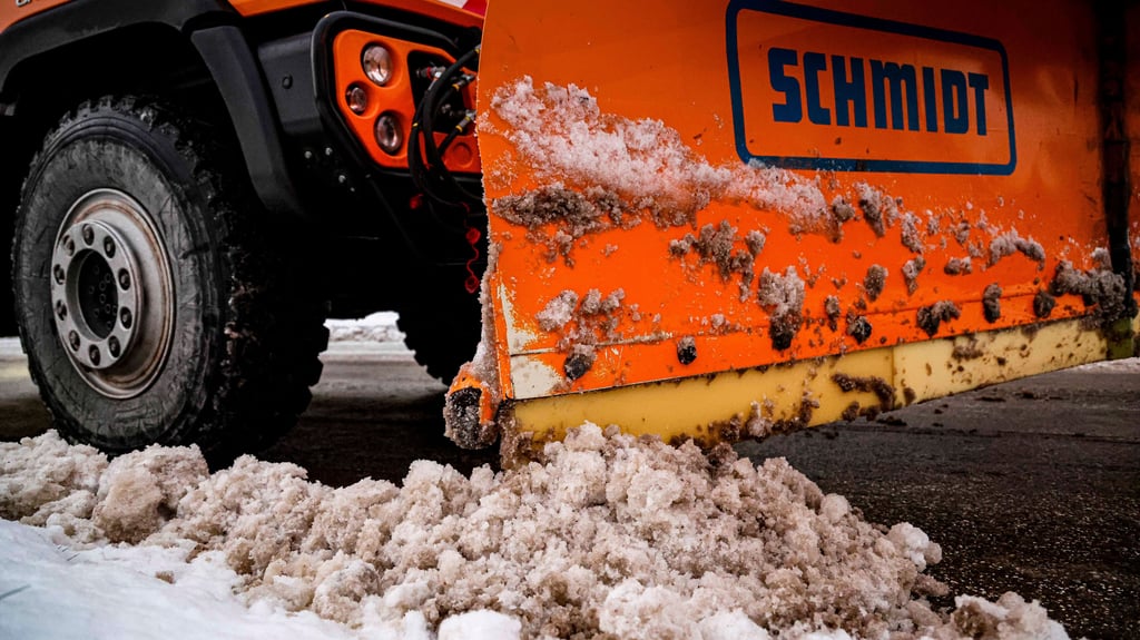 Die Kreisstraßenmeisterei des Burgenlandkreises startet in der Nacht zum Freitag gegen drei Uhr mit dem Winterdienst.