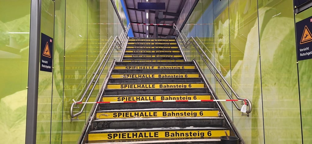 Bahnsteig 6 auf dem Magdeburger Hauptbahnhof ist aktuell gesperrt. Der Räumdienst kommt nicht hinterher.