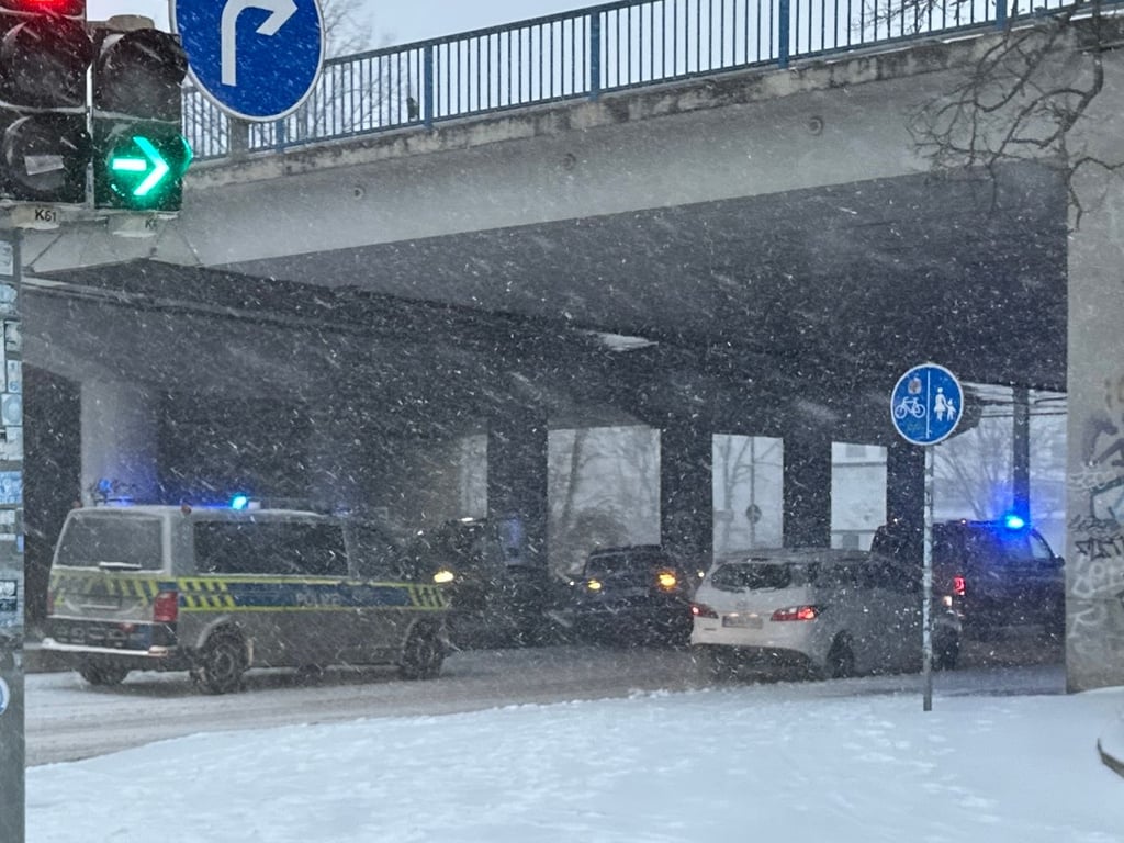 Unterhalb der Ringbrücke Wiener Straße in Magdeburg ist ein Auto im dichten Schneetreiben ins Gleisbett gerutscht.