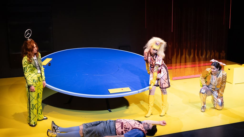 Die schwarze Komödie „Jeeps" wird am Sonnabend im Alten Theater in Dessau gezeigt.