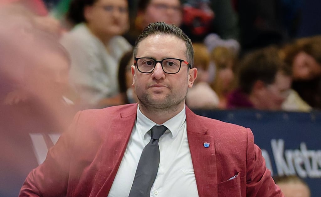 Headcoach Marco Romandino und die Basketballer des Syntainics MBC müssen trotz schwieriger Wetterlage zum Auswärtsspiel in Oldenburg antreten.&nbsp;