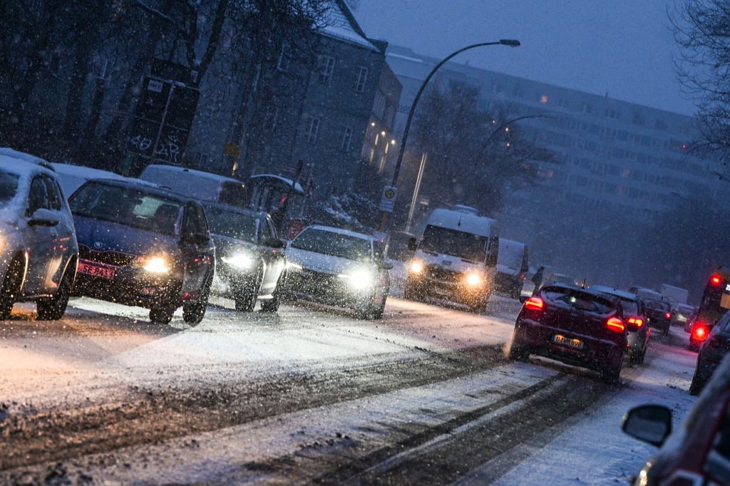 Wegen des Wetters muss mit starken Einschränkungen auf Straßen und Wegen gerechnet werden.