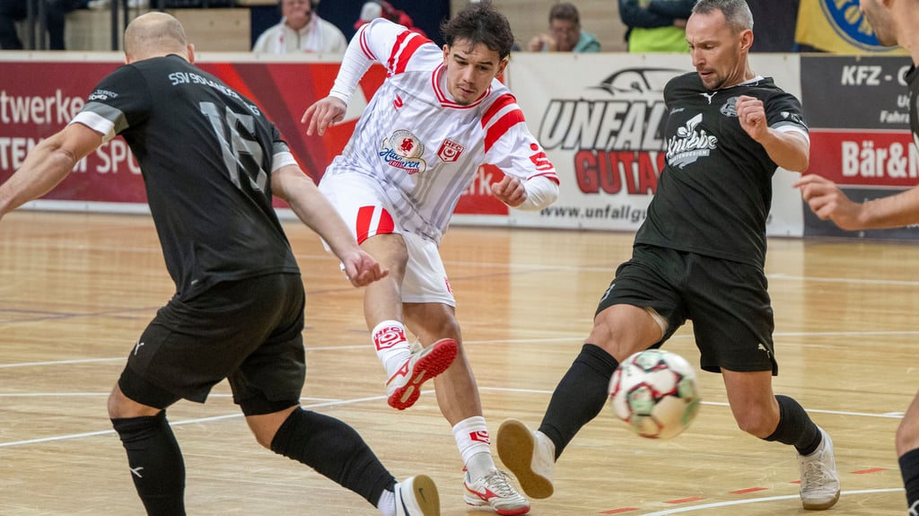 Olgherto Balliu (M.) spielte in der Halle für den HFC - und verletzte sich.