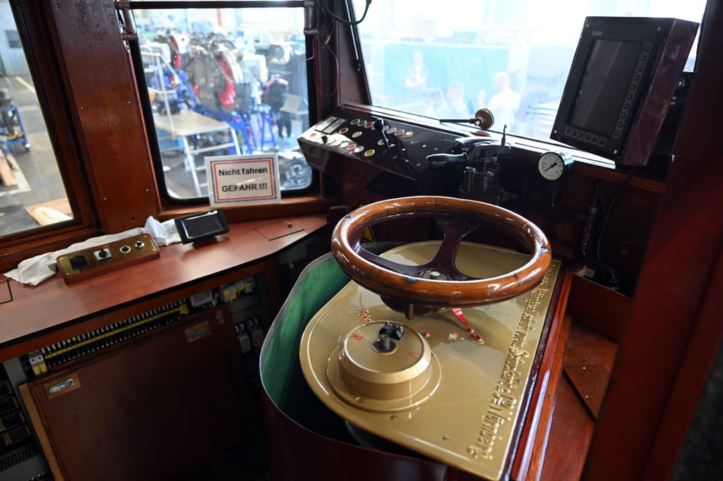 Der Führerstand des sogenannten Kaiserwagens der Schwebebahn, der in der Werkstatt steht. (Archivbild)