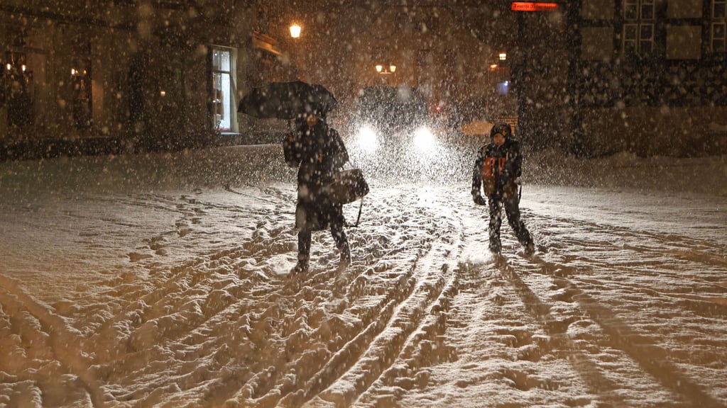 Tief "Elli" hat Sachsen-Anhalt seit Freitagmorgen mit Schnee, Wind und Sturm in Atem gehalten, so wie hier in Wernigerode. Weil auch die Zusteller der Volksstimme dadurch nicht überall durchkommen, um Ihre Zeitung rechtzeitig auszuliefern, ist die digitale Ausgabe der Volksstimme heute für alle Abonnenten frei zugänglich.&nbsp;