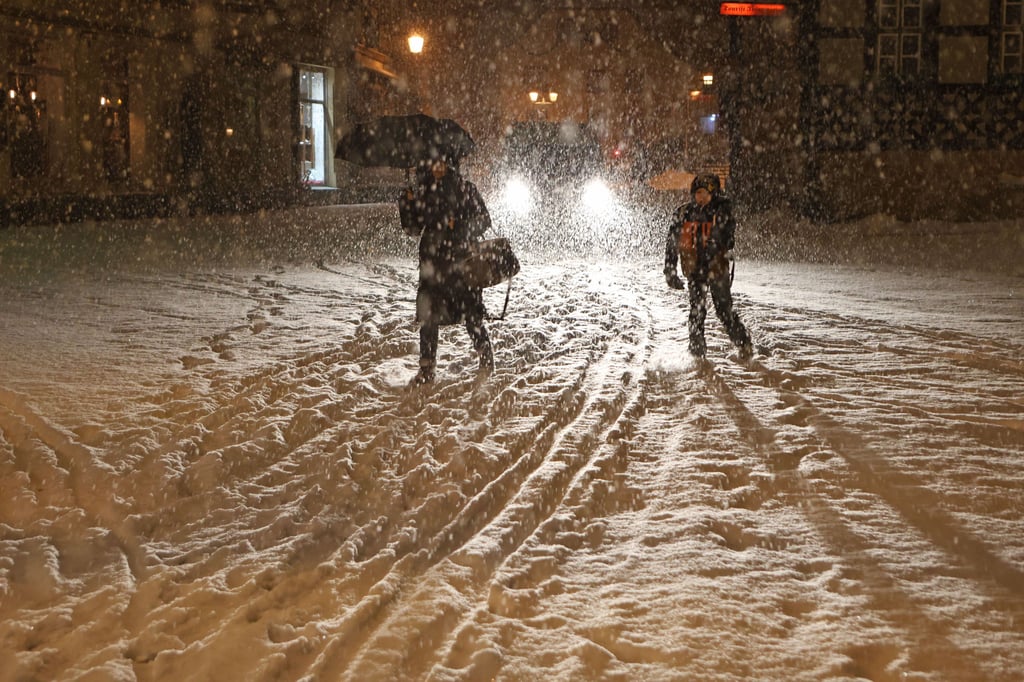 Tief "Elli" hat Sachsen-Anhalt seit Freitagmorgen mit Schnee, Wind und Sturm in Atem gehalten, so wie hier in Wernigerode. Weil auch die Zusteller der Volksstimme dadurch nicht überall durchkommen, um Ihre Zeitung rechtzeitig auszuliefern, ist die digitale Ausgabe der Volksstimme heute für alle Abonnenten frei zugänglich.&nbsp;