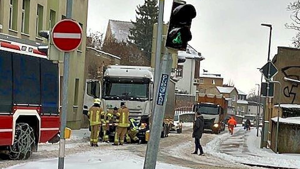 Auf dem Hohlweg, eine Landesstraße, in Staßfurt kamen Kameraden der Freiwilligen Feuerwehr Staßfurt am Vormittag drei feststeckenden Lkw zu Hilfe.