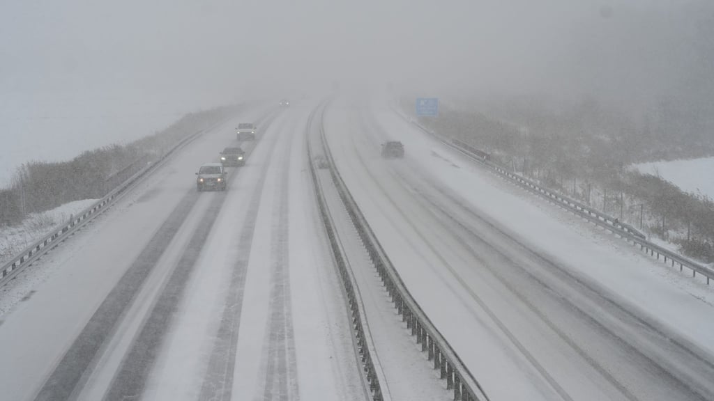Die glatten Straßen machen Autofahrern in Niedersachsen zu schaffen (Archivbild)