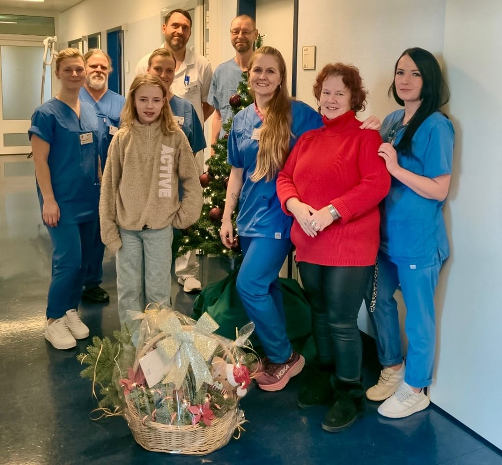 Manuela Kertzsch und ihre Tochter sowie ein Teil des ITS-Teams.