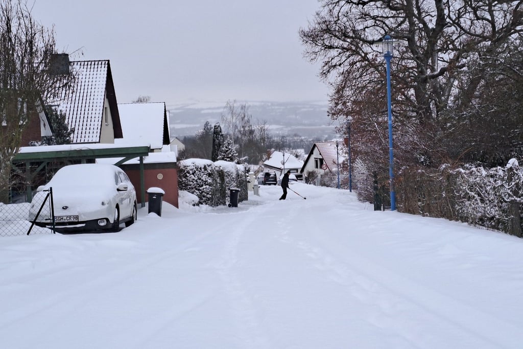 Vor allem in den Nebenstraßen wie hier Am Teufelsloch in Sangerhausen blieben die Straßen am Freitag zwangsläufig lange ungeräumt. Müllautos kamen zunächst nicht durch.