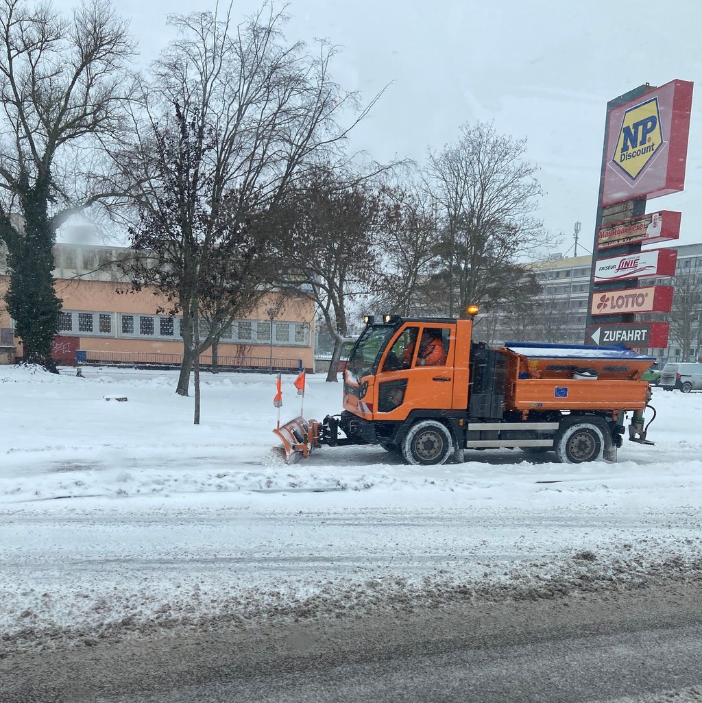 Der Winterdienst in Burg läuft auf Hochtouren - hier auf den Gehwegen der Bundesstraße 1.