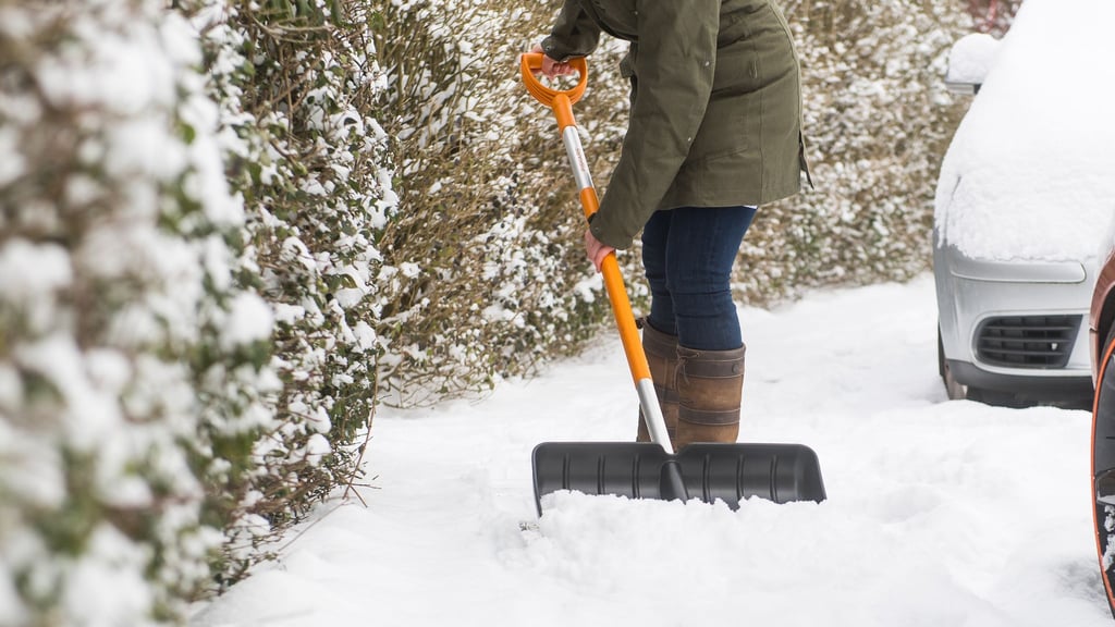 Schieben statt heben: Schnee lässt sich rückenfreundlicher zur Seite schieben, als anzuheben.