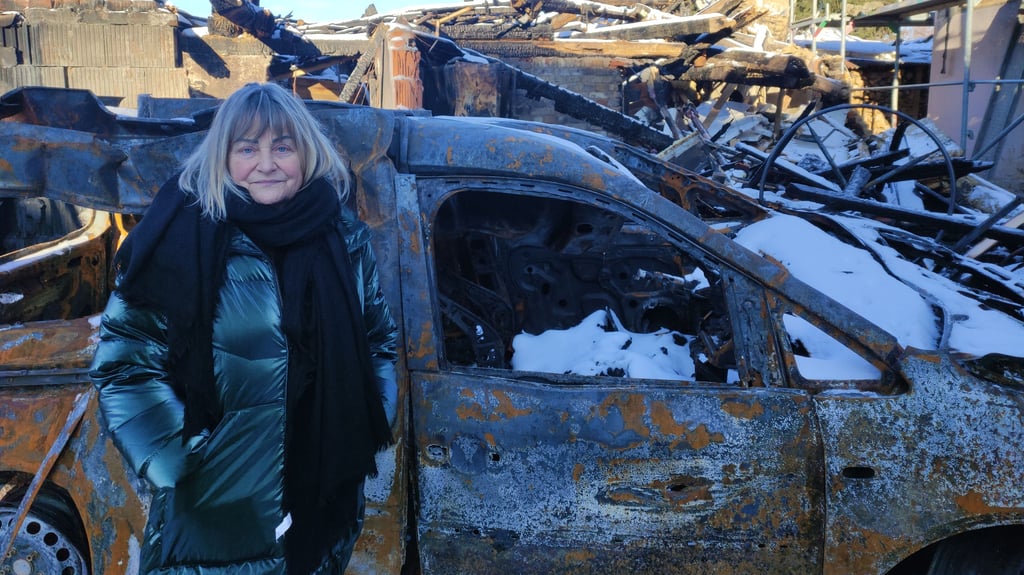 Pauline Röver vor dem, was ihr noch bleibt, nachdem das Feuer am Silvesterabend ihr Zuhause in Hessen völlig zerstört hat.