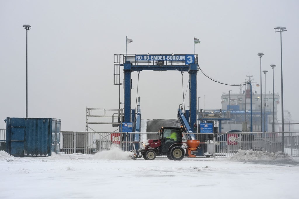 Reisende von und zu den ostfriesischen Inseln sollten vor Fahrtantritt die Fahrpläne der Fähre überprüfen.
