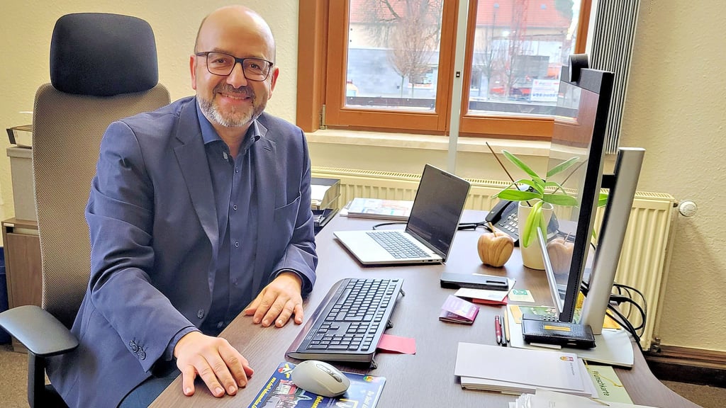 Von seinem Büro im Hohenmölsener Rathaus behält der Bürgermeister und Keistagsvorsitzende Andy Haugk auch das Geschehen im gesamten Burgenlandkreis im Blick. 