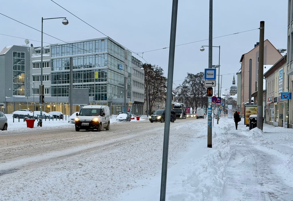 Die Halberstädter Straße ist zum Berufsverkehr am Nachmittag kaum befahren.