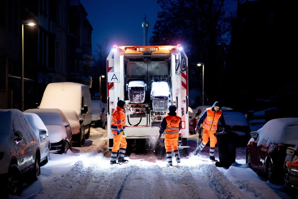 Wegen dichten Schneetreibens werden Mülltonnen heute mancherorts nicht wie geplant geleert. (Archivbild)