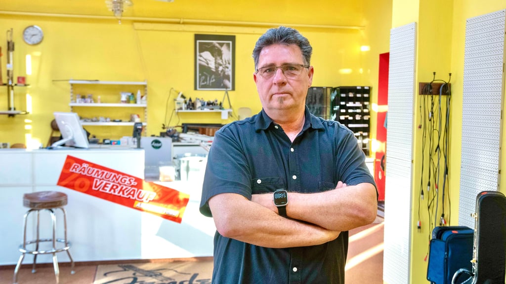 Nach 105 Jahren musst das Dessauer Traditionsgeschäft „Musik Erber“ am 30. Dezember für immer seine Türen schließen. Für Inhaber Hanjo Kopp hat sich der Musikladen nicht mehr gerechnet.