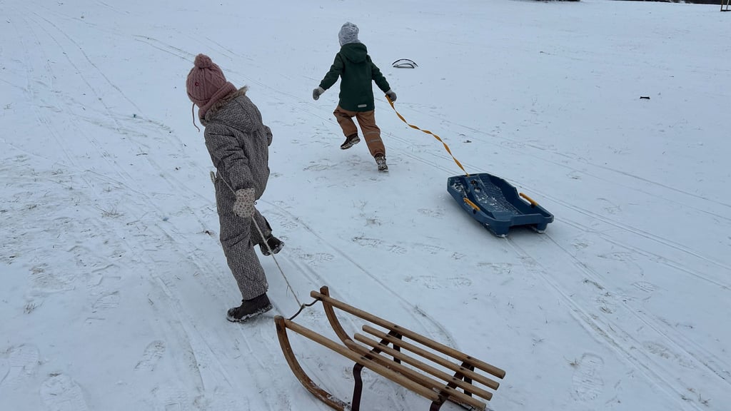 In Magdeburg liegt Schnee. Kinder und Familien ziehen daher gerne mit dem Schlitten los. 