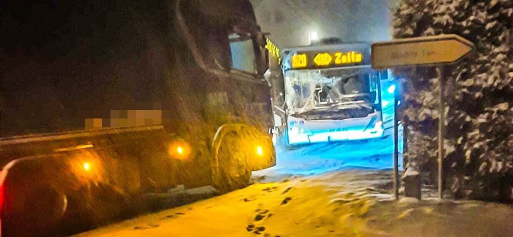 Ein neuralgischer Punkt: der Döschwitzer Berg auf der B180 bei Zeitz. Hier stießen am Morgen ein Lkw und ein Bus zusammen.