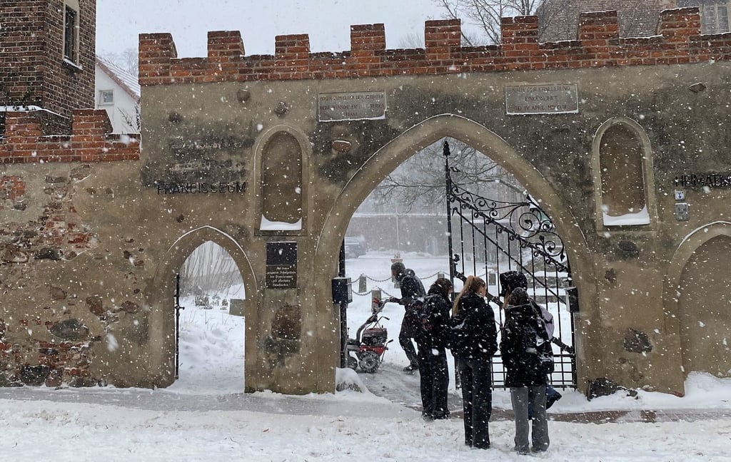 An fast allen Zerbster Schulen fand der Unterricht zunächst planmäßig statt. Nach Ausfall des Schulbusverkehrs wurde der Unterricht wie hier am Gymnasium Francisceum abgebrochen und die Schüler konnten abgeholt werden.