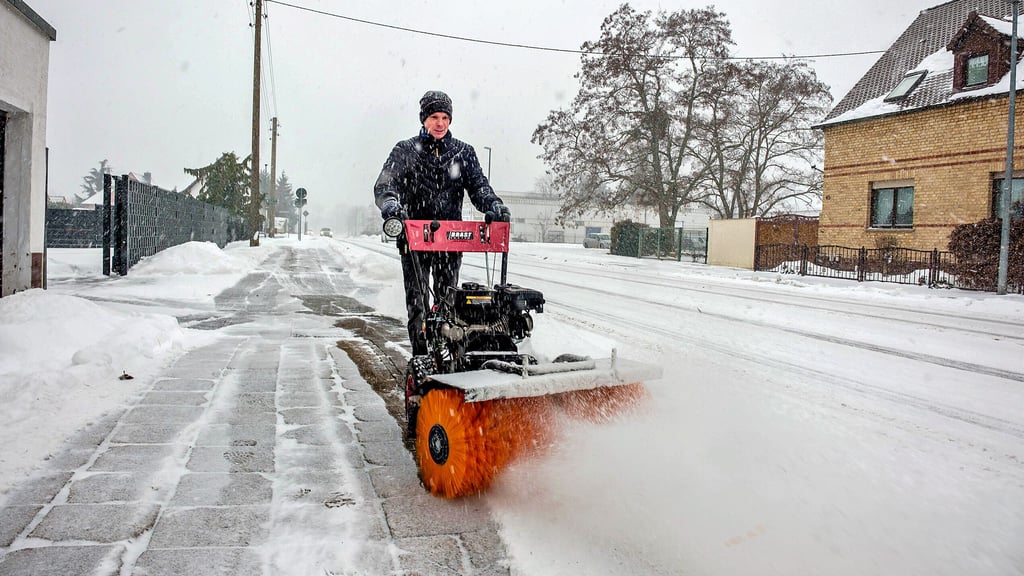 Ein motorisierter Besen, wie ihn Sebastian Cechol benutzt,  ist schon hilfreich gegen so viel Schnee, wie er gestern im Landkreis Wittenberg gefallen ist.