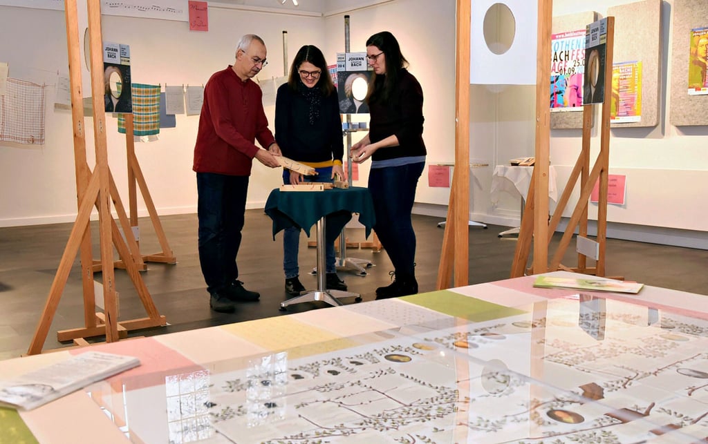 Andreas Schütte, Magdalena Seidel und Melanie Lahmann (re.) haben den neuen Escape Room im Dürerbundhaus erarbeitet. 