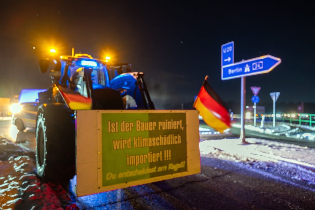 Bauern protestieren gegen ein geplantes Handelsabkommen: Sie blockierten am Donnerstag Autobahn-Auffahrten in Brandenburg und lösten Verkehrsbehinderungen aus.