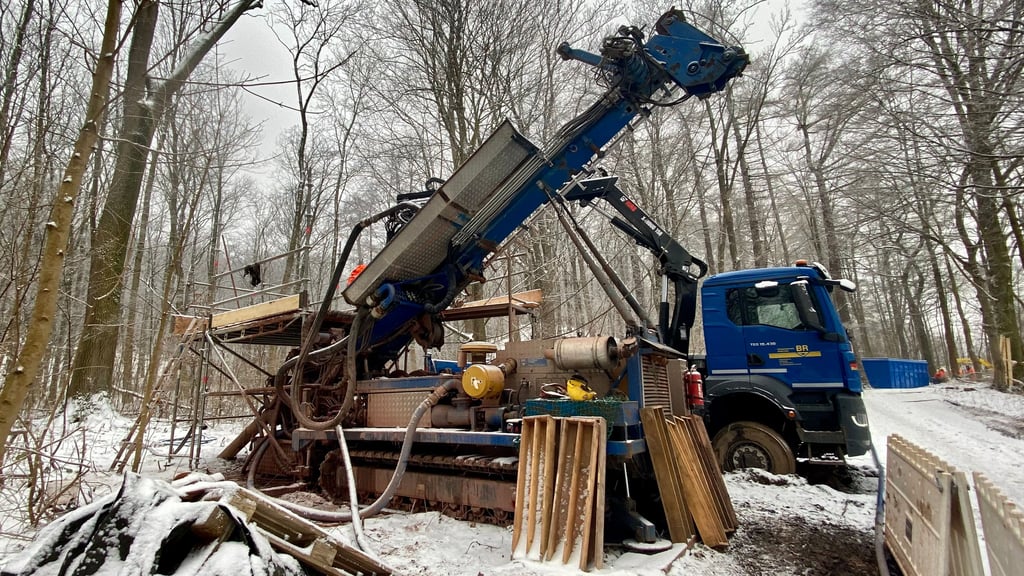 Die Bohrungen für den Tunnel zur B244-Ortsumfahrung um Wernigerode gehen auch im Winter weiter – wie hier Anfang 2025.