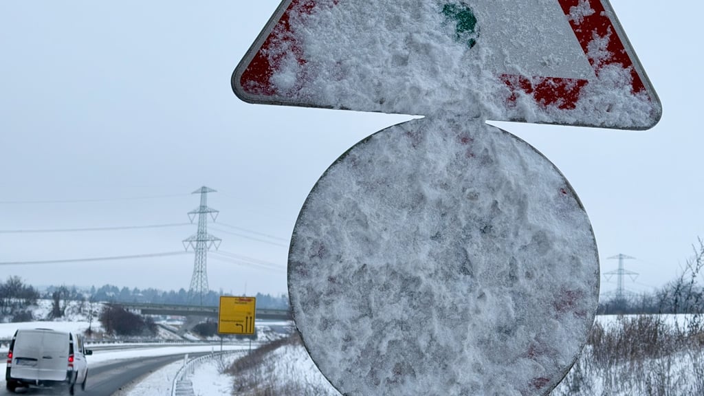 Wintereinbruch auch bei Klostermansfeld - hier gut sichtbar anhand eines Straßenschildes.