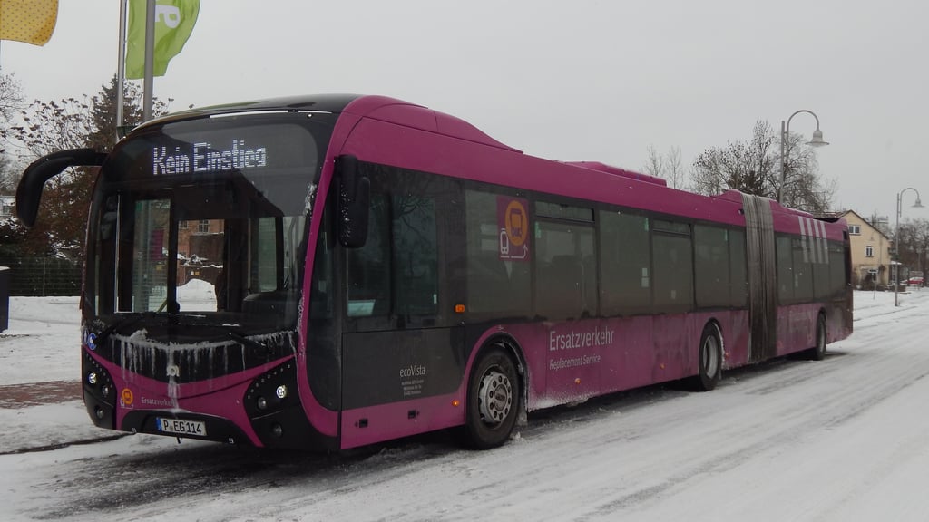 Wintereinbruch auf dem Bahnhof Salzwedel: Die Busse für den Schienenersatzverkehr stehen am Straßenrand, ob sie fahren ist ungewiss.