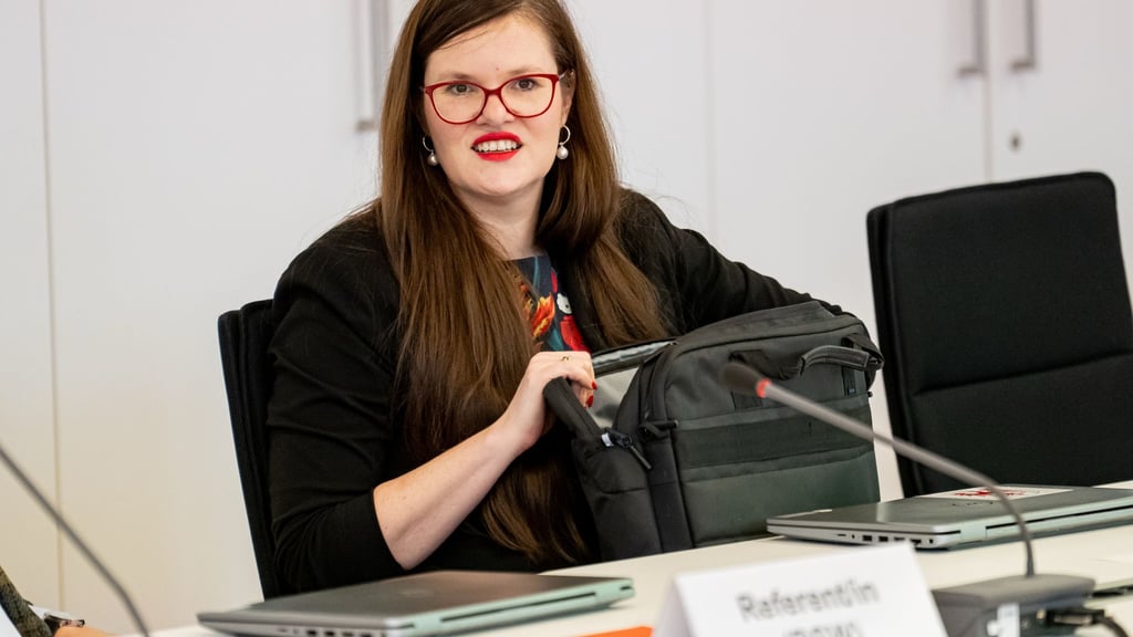 Brandenburgs Landtagsvizepräsidentin Jouleen Gruhn bleibt nach ihrem Wechsel von der BSW-Fraktion in die SPD-Fraktion im Amt (Archivbild).