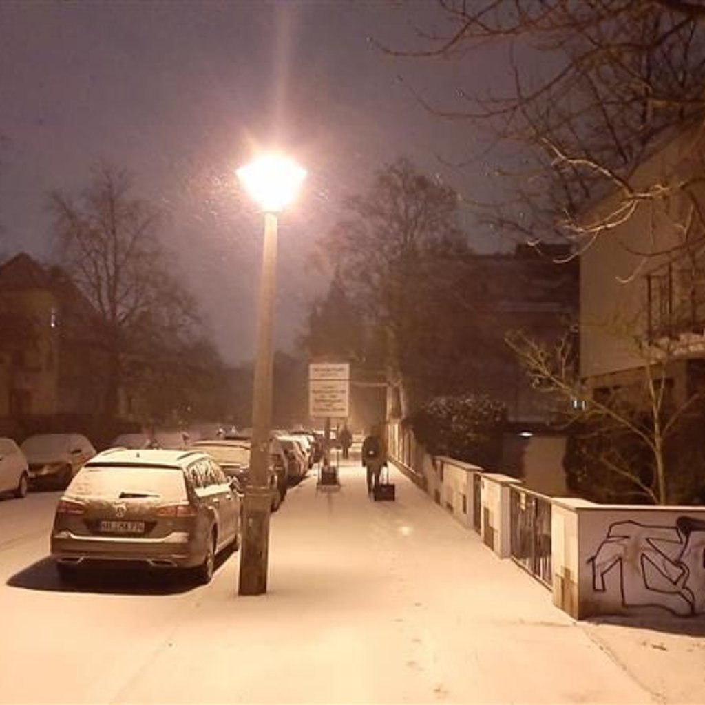 Noch eher Winteridyll: Die erste Schneefront hat am frühen Freitagmorgen Halle erreicht.&nbsp;