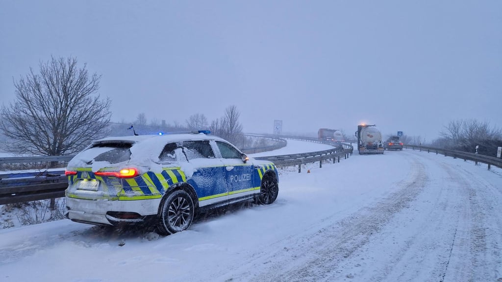 Als andere als Winteridyll: Die erste Schneefront hat am frühen Freitagmorgen Halle erreicht. Auf der A143 sind Lkw liegen geblieben.&nbsp;