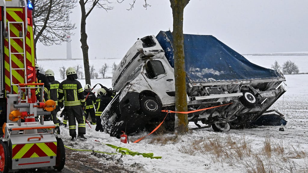 Ein Transporter ist auf der B180 bei Aschersleben von der Fahrbahn abgekommen und in Schräglage an einem Baum zum Stehen gekommen.