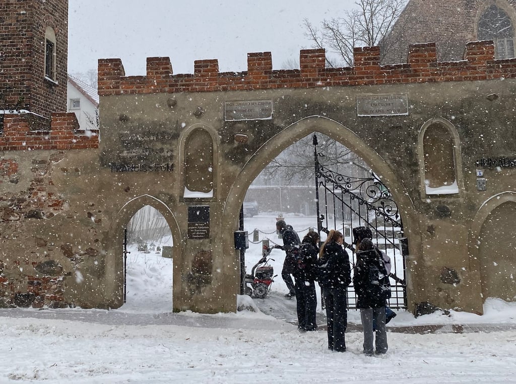 Die Schneedecke in Zerbst steigt. Für die Schüler vom Gymnasium endete der Schultag nun vorzeitig, damit sie noch sicher nach Hause kommen.